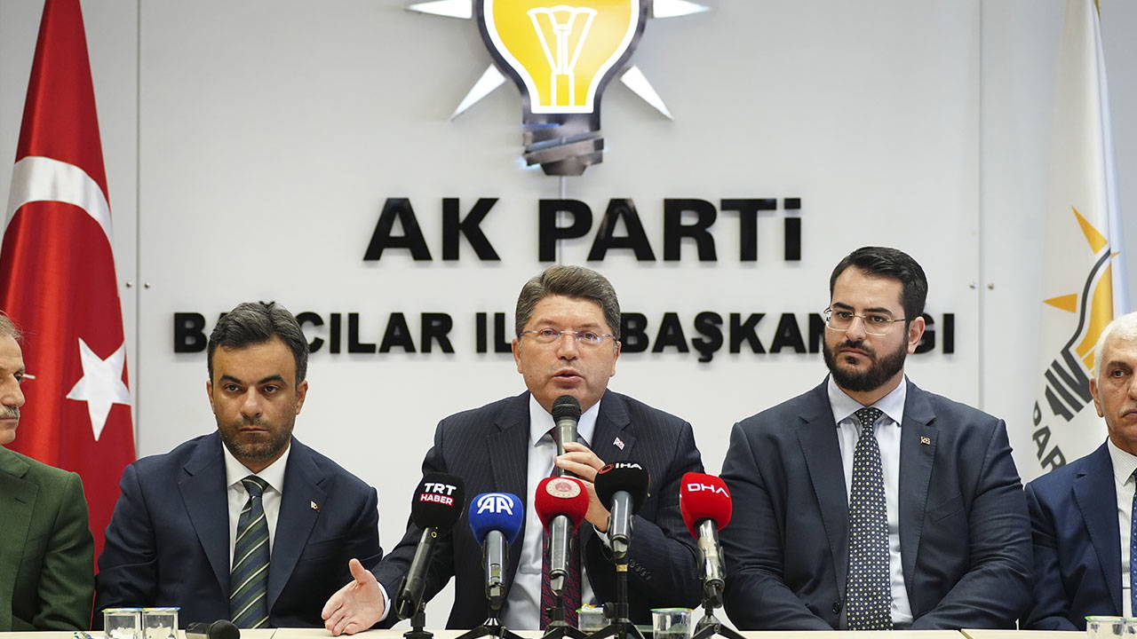 Yılmaz Tunç, AKP İlçe Başkanlığı'nda CHP'yi hedef aldı