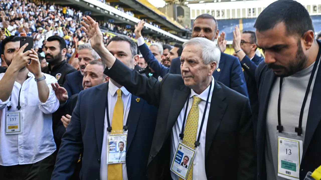 Fenerbahçe'de oy sayımı sürerken Aziz Yıldırım destekçileri 