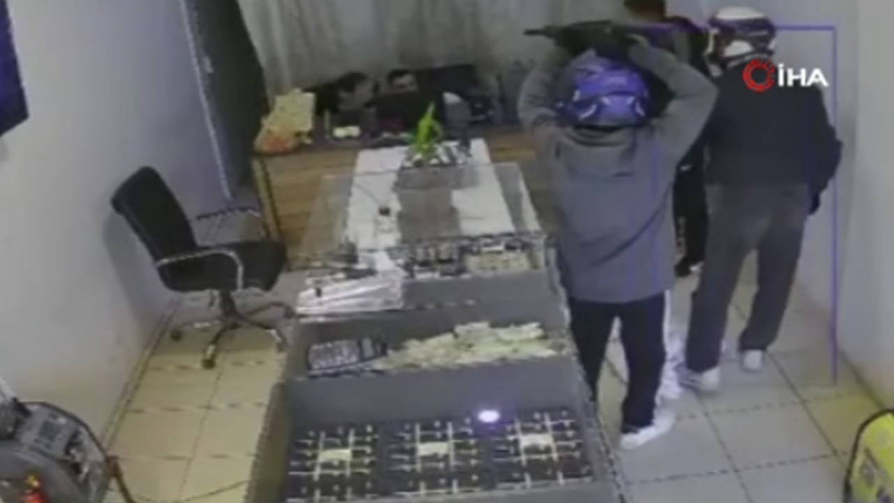 Korku dolu anlar kamerada: Silahlı 2 hırsız, 3 dakika içerisinde kuyumcuyu soydu