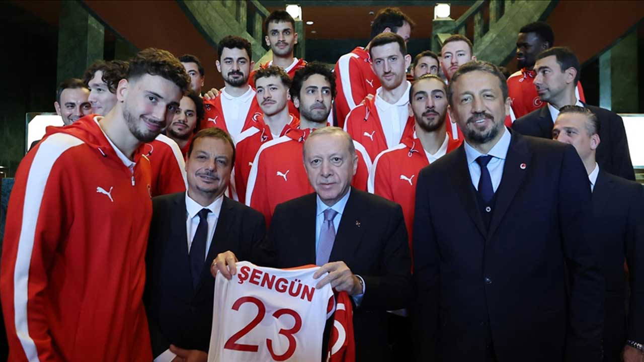 Cumhurbaşkanı Erdoğan A Milli Erkek Basketbol Takımı'nı kabul etti