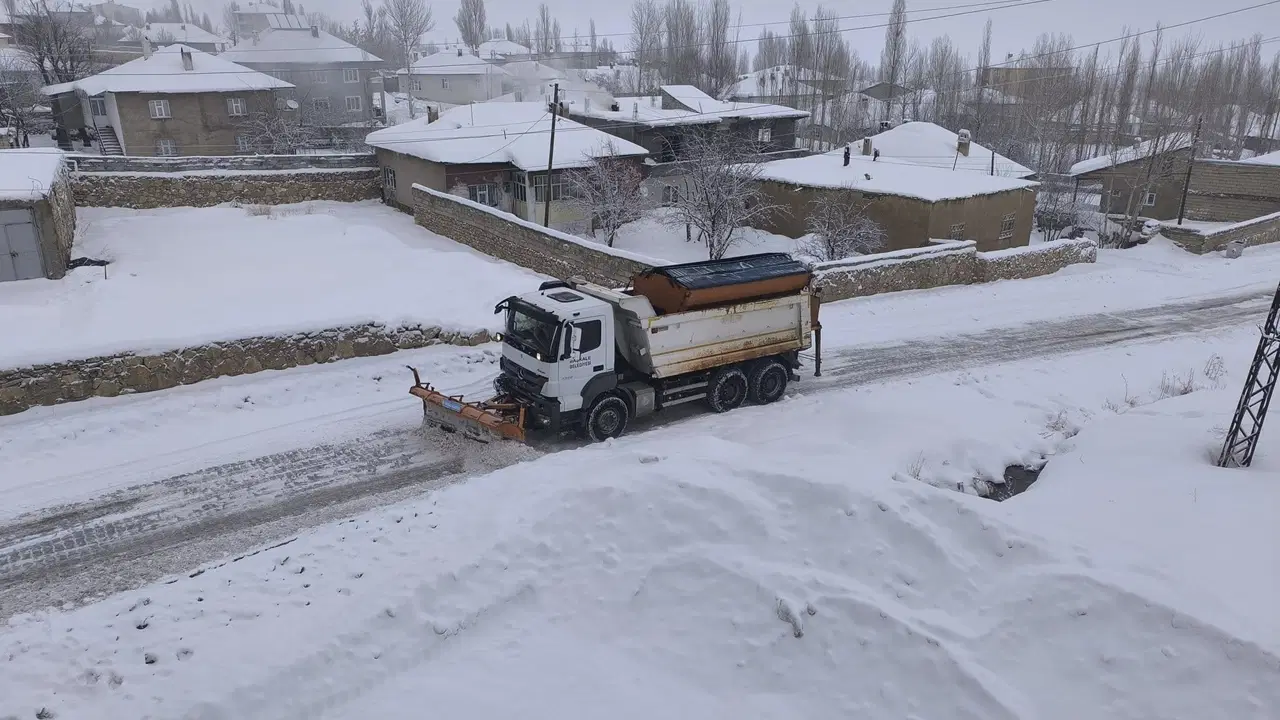 Van'da kar yağışı nedeniyle 53 yerleşim yeri ulaşıma kapandı