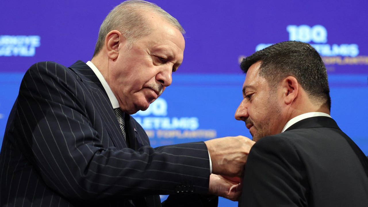AKP'de 'el hareketi' krizi: İl Başkanı paylaştı, Rasim Arı 'yapay zeka' dedi
