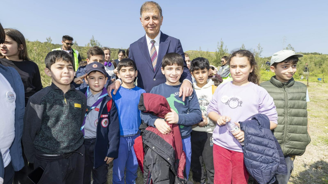 Cemil Tugay çocuklara verdiği sözü tuttu, fidanlar toprakla buluştu