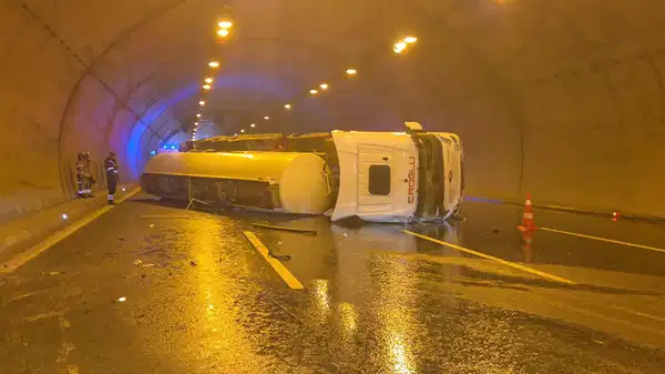Kuzey Marmara Otoyolu'nda kaza: Antifriz taşıyan tanker devrildi, yol trafiğe kapatıldı!