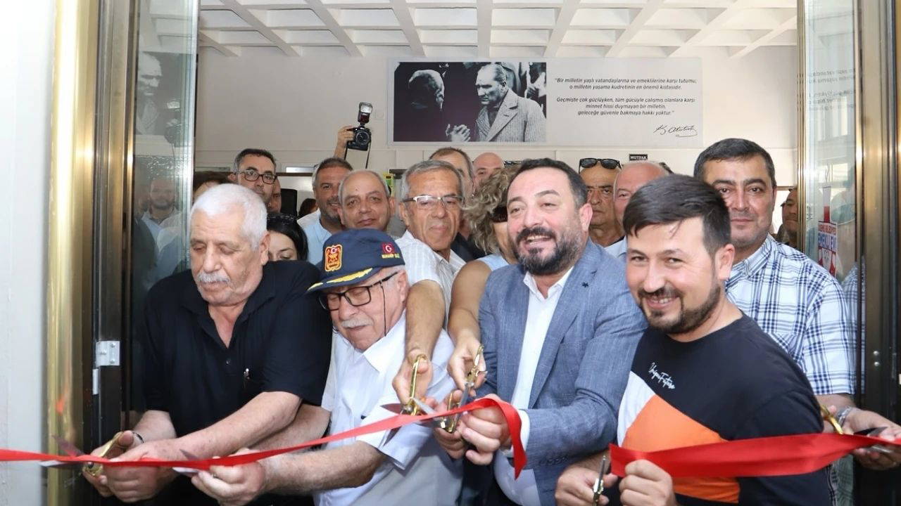 Ödemiş’te “Emekli Evi” açıldı: Çay sadece 1 TL