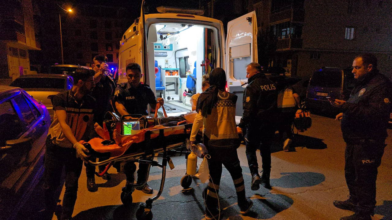 Bir baba oğlunu bıçaklayarak ağır yaraladı!