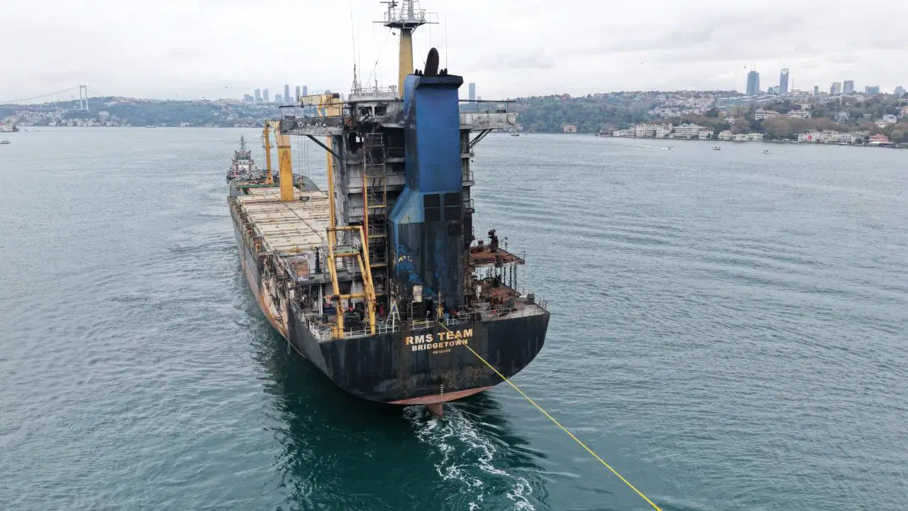 Karadeniz'de saldırıya uğrayan gemi İstanbul Boğazı'ndan geçirildi