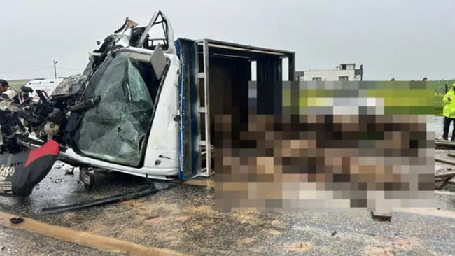 Feci kaza: 2 kişi öldü, 3 yaralı var