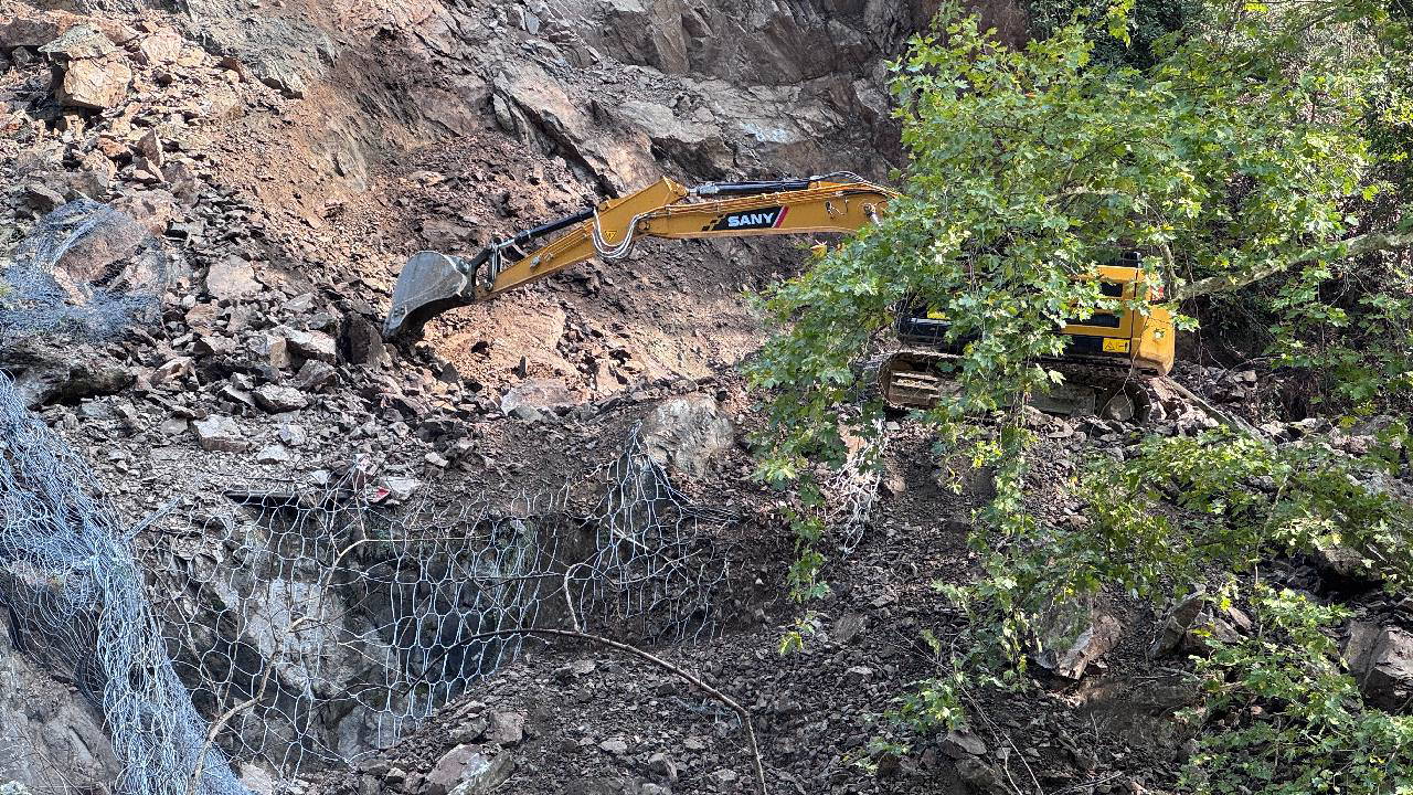 Karabük’te heyelan... Demir yolu hattı seferlere kapatıldı!