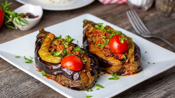 Patlıcan ve kıymanın efsane buluşması: Karnıyarık tarifi
