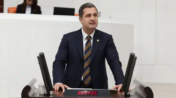 CHP'li Deniz Yücel, öğrencilerin bursuna yapılan yüzde 33’lük zammı Meclis gündemine taşıdı