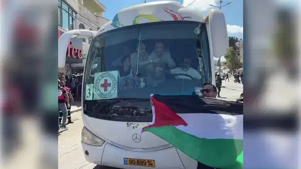 İsrail, Filistinli tutukluları serbest bıraktı: Gazze'ye otobüsler geçiş yaptı