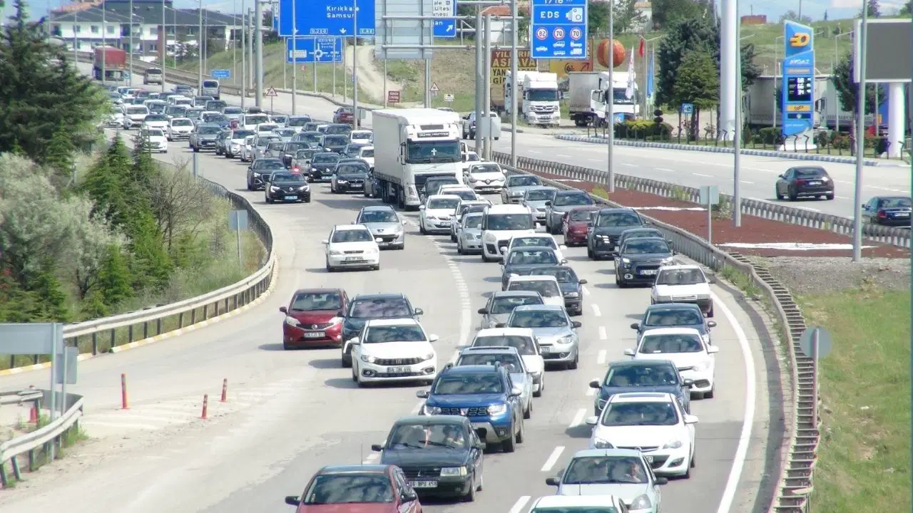 43 ilin 'kilit kavşağı' Kırıkkale'de bayram dönüşü kilitlendi: Kilometrelerce araç kuyruğu oluştu!