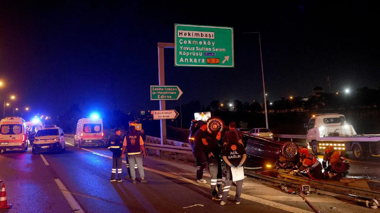 İstanbul TEM Otoyolu’nda feci kaza… Önce minibüse sonra bariyerlere çarptı: Ölü ve yaralılar var