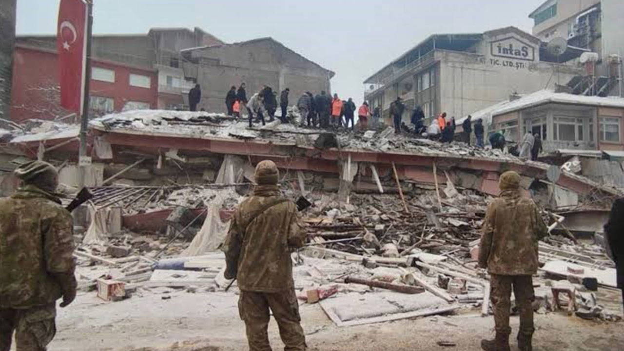 19 kişiye mezar olmuştu... Depremde yıkılan Ermeç Apartmanı davası ertelendi