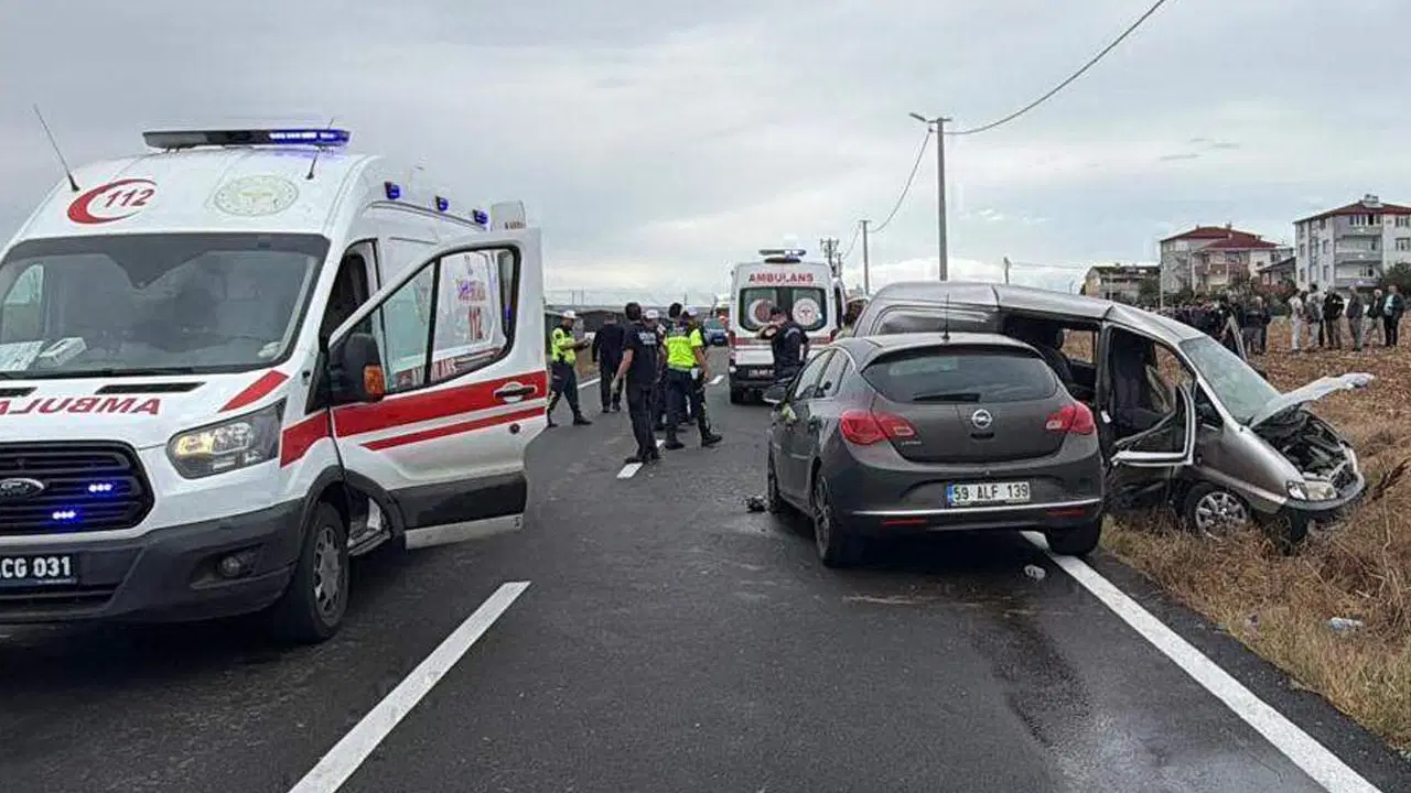 Tekirdağ'da otomobille minibüs çarpıştı: 2'si çocuk, 6 yaralı