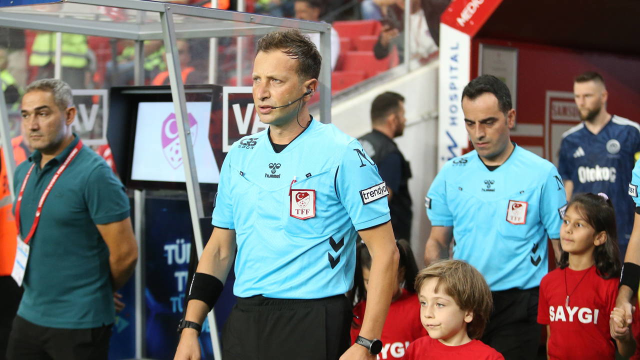 Eski hakemler, Samsunspor - Fenerbahçe maçını değerlendirdi: 'VAR bunu görmüyor mu, bu tarz durumlar için orada'