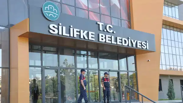 Silifke Belediyesi'nde yeni dönem: Tutuklanan CHP'li Mustafa Turgut'un yerine Oğuzhan Kökten seçildi