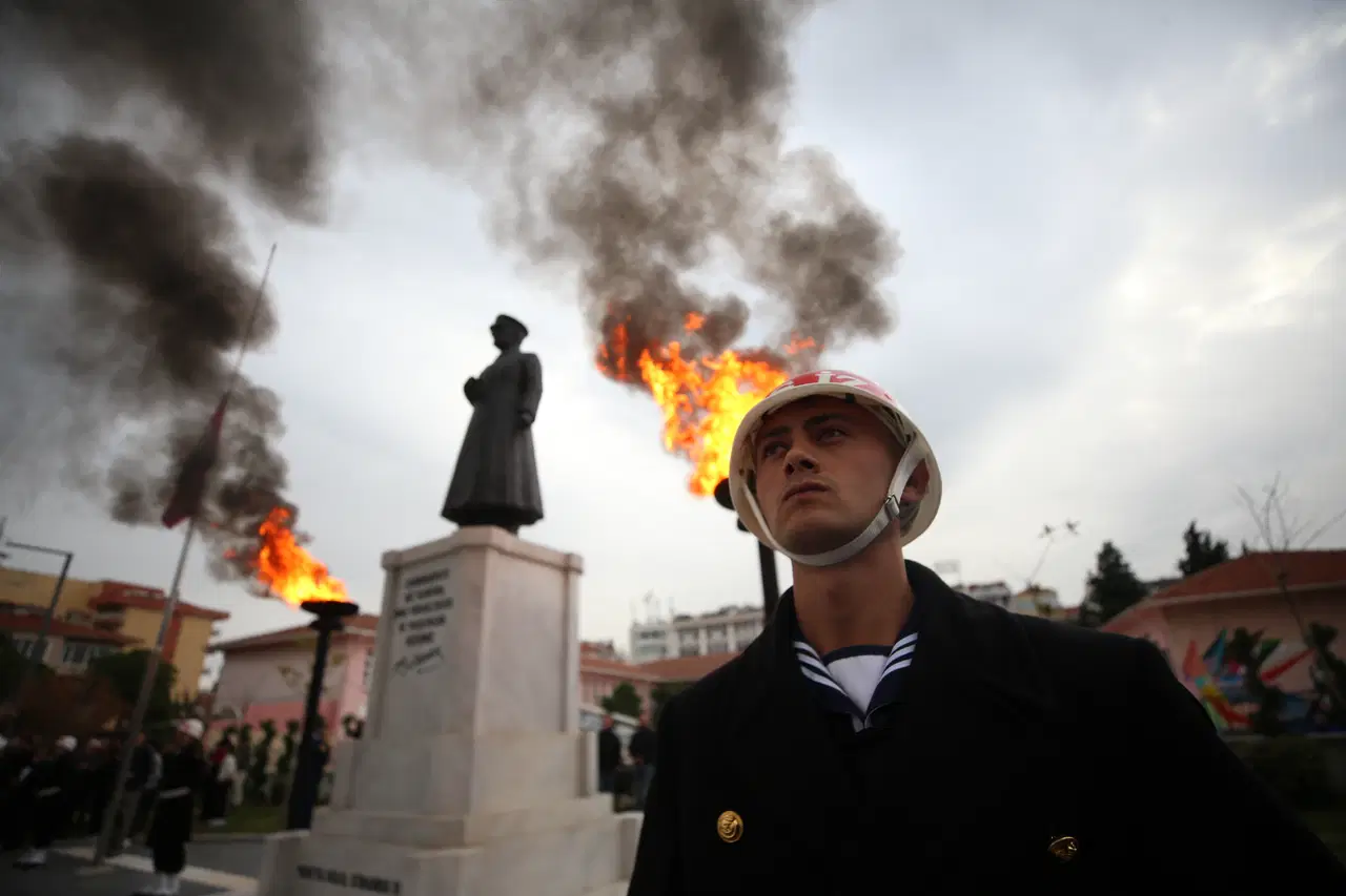 81 ilde saat 9'u 5 geçe hayat durdu... Sonsuz minnet, sonsuz sevgi: Türkiye Ata'sını özlemle andı