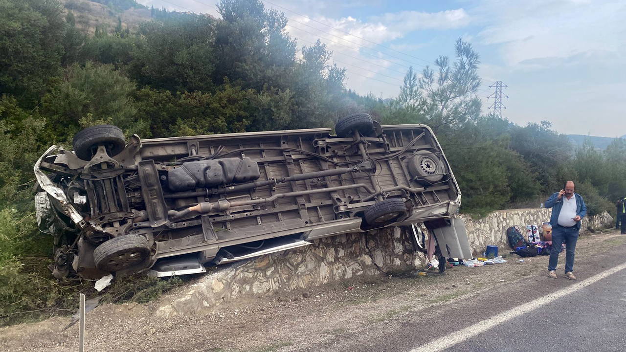 İzmir'de turistleri taşıyan minibüs devrildi: 4 kişi yaralandı