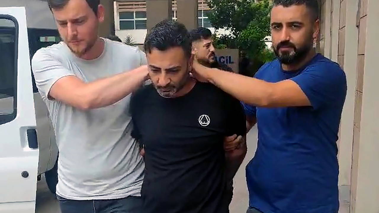 Polise sahte kimlik gösterdi, 'parmak izi analiziyle' yakalandı