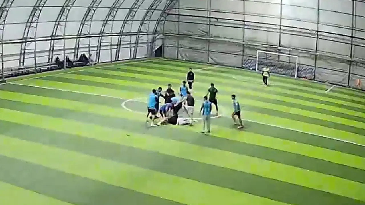 Halı saha maçında tekmeli yumruklu kavga!