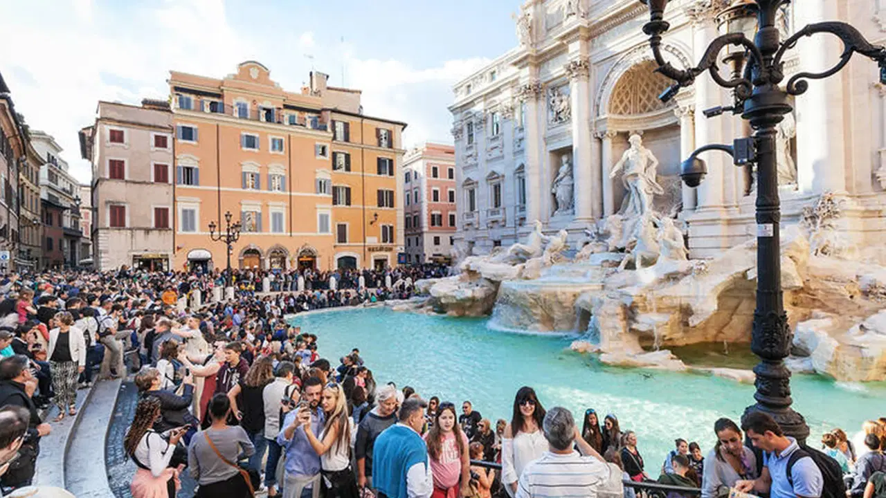 Roma'nın tarihi Trevi Çeşmesi turistler için ücretli hale geldi