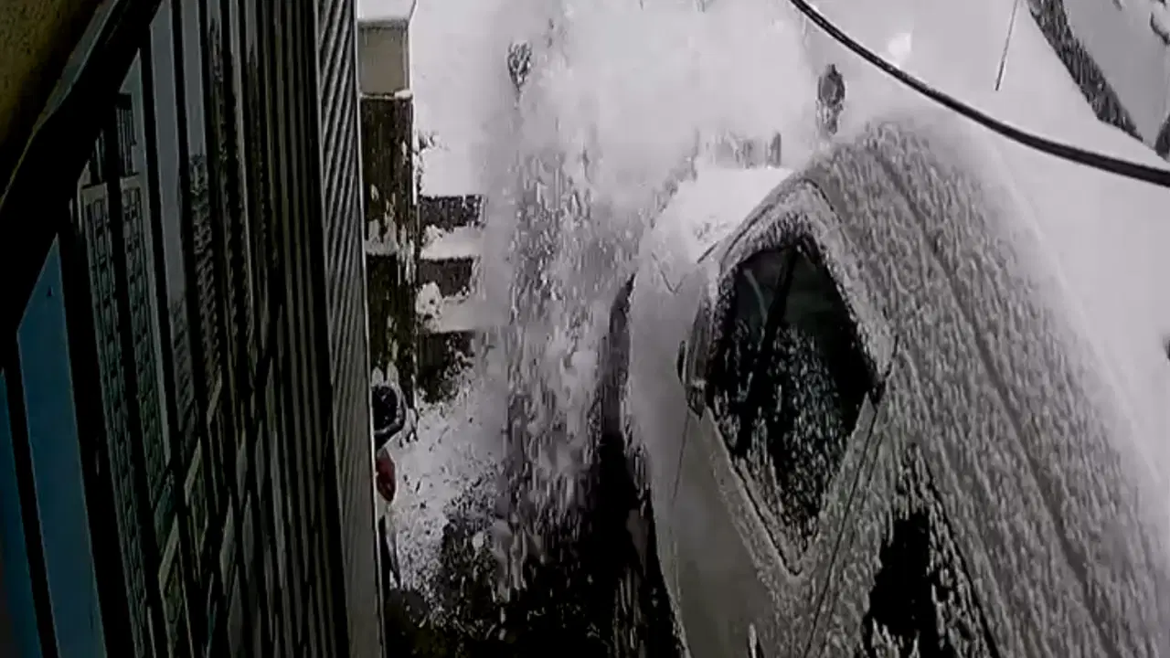 Kağıthane'de çocuk, otomobilin altında kalmaktan son anda kurtuldu: 'Mucizevi kurtuluşuna şahit olduk'