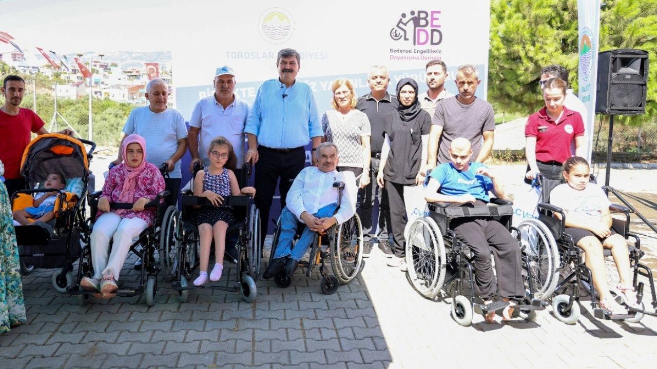 Toroslar’da özel gereksinimli bireylere tekerlekli sandalye dağıtıldı