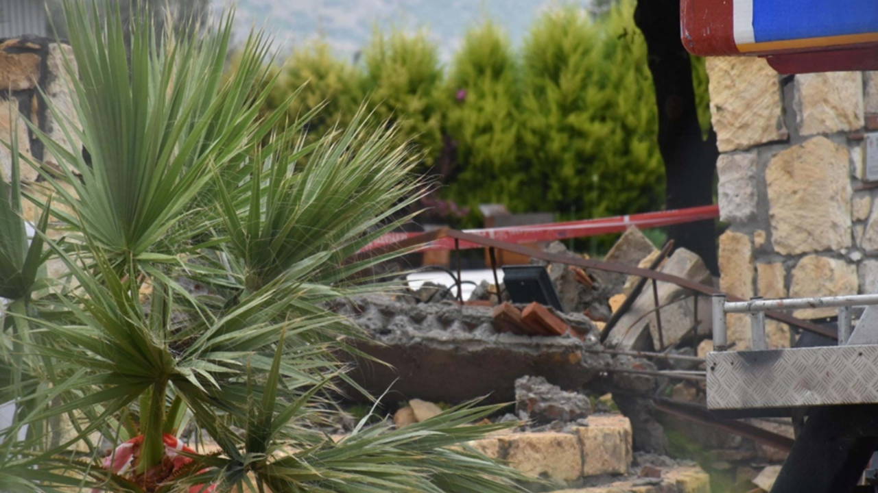 Dekoratif kemerin altında kalan çift hayatını kaybetti: Tutuklu sanık, okul yönetimini suçladı