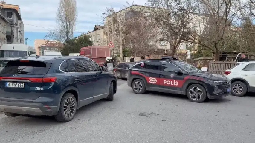 Küçükçekmece'de polislere saldırı: 4'ü polis 6 yaralı