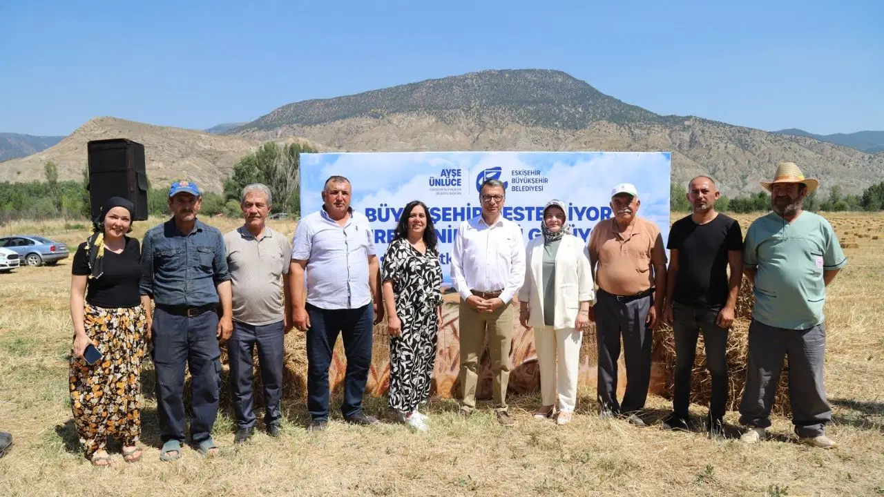 Eskişehir Büyükşehir Belediyesi’nden üreticiye yem bitkisi balyası desteği