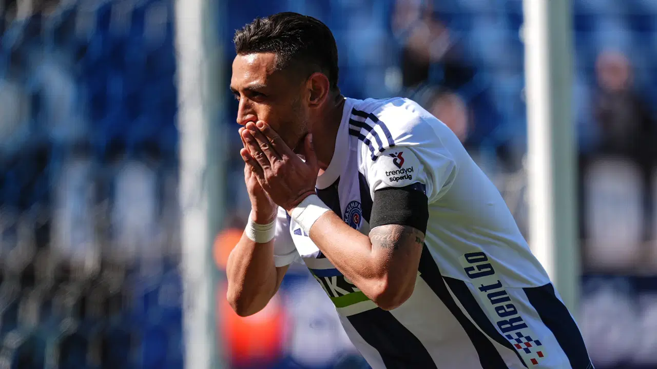 İrfan Can Kahveci kornerden attı, Kasımpaşa sahasında kazandı!