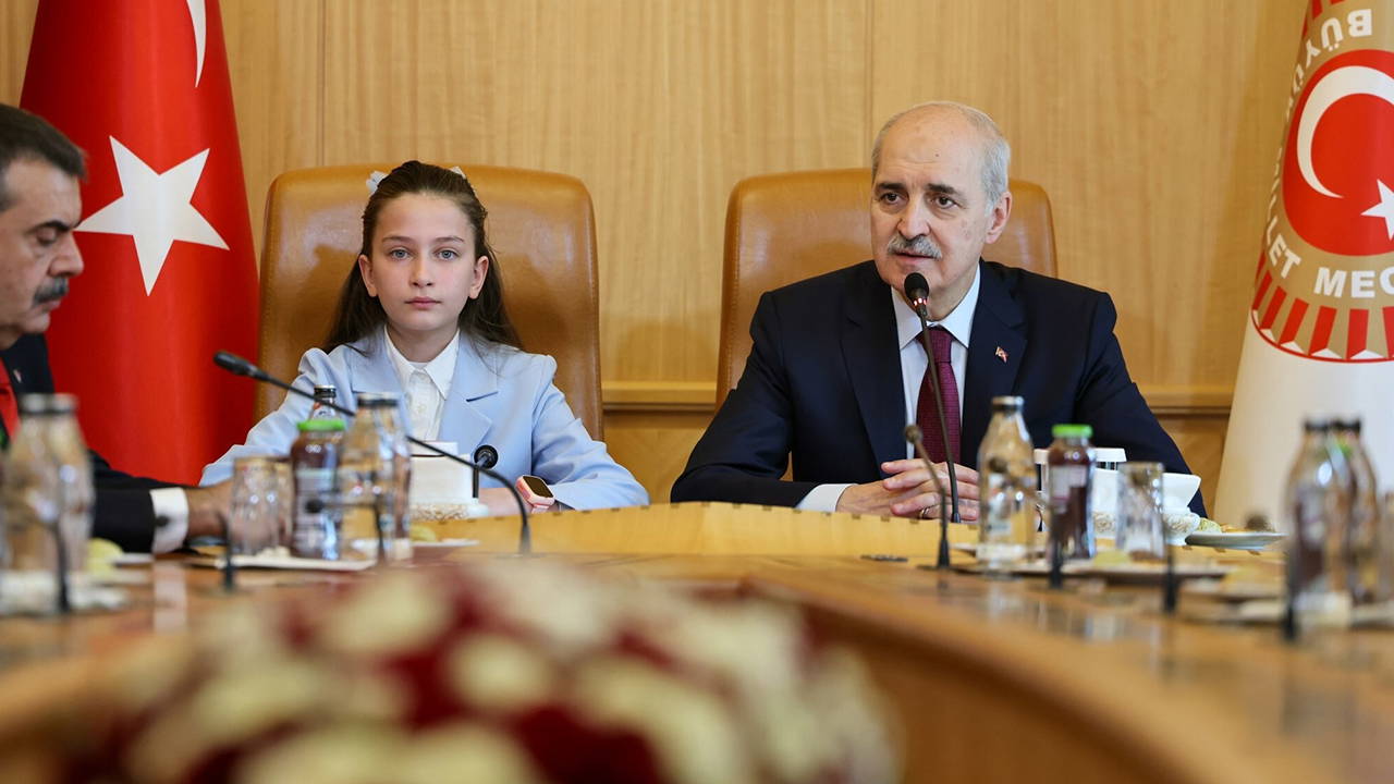 Kurtulmuş'un koltuğuna oturdu, sözleri dikkat çekti: 'Okullar çocukların kendini güvende hissettiği yerler olmalı'