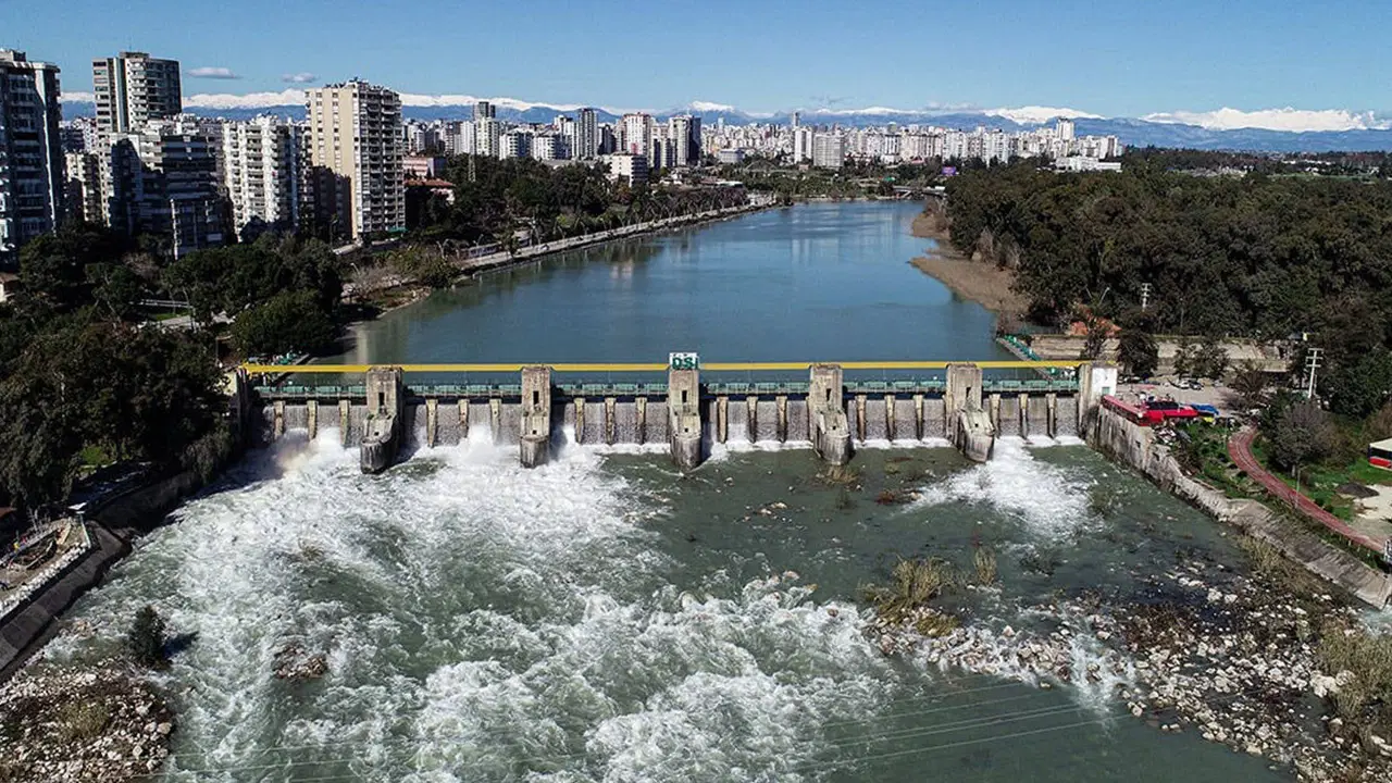 Adana’da baraj kapakları açıldı: Tarım arazileri su altında kaldı