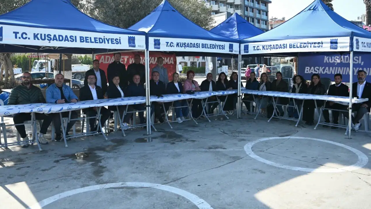 Kuşadası'nda Başkan Ömer Günel için ’Demokrasi nöbeti’ başladı