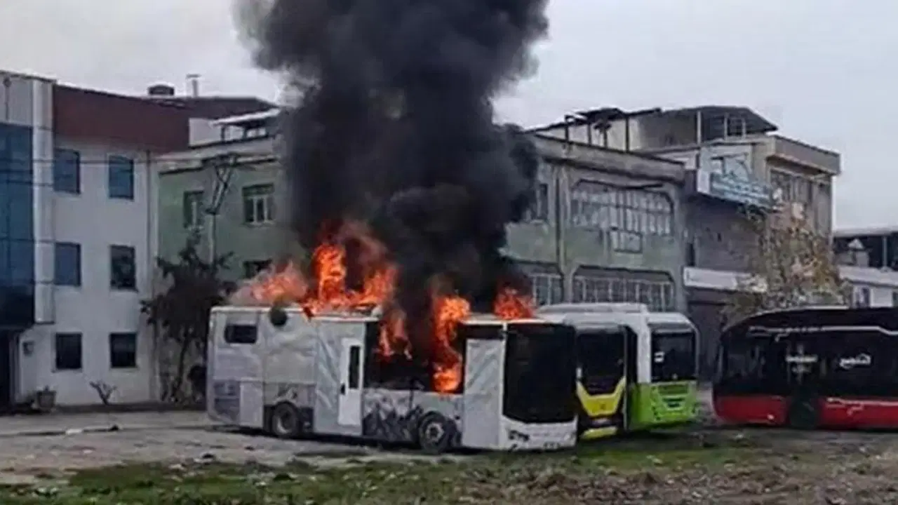 Bursa'da panik anları: Yetkili servise bırakılan 3 otobüs alev alev yandı!