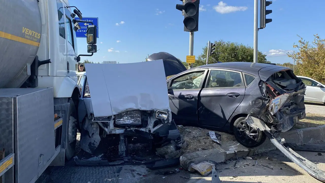 Çanakkale’de freni boşalan tanker 4 otomobile çarptı: 4 kişi yaralandı