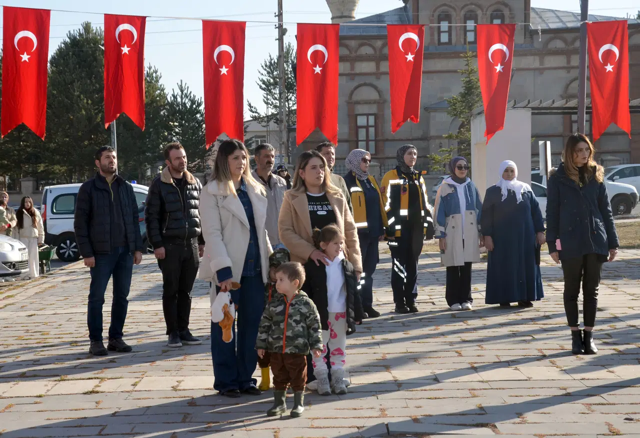 81 ilde saat 9'u 5 geçe hayat durdu... Sonsuz minnet, sonsuz sevgi: Türkiye Ata'sını özlemle andı