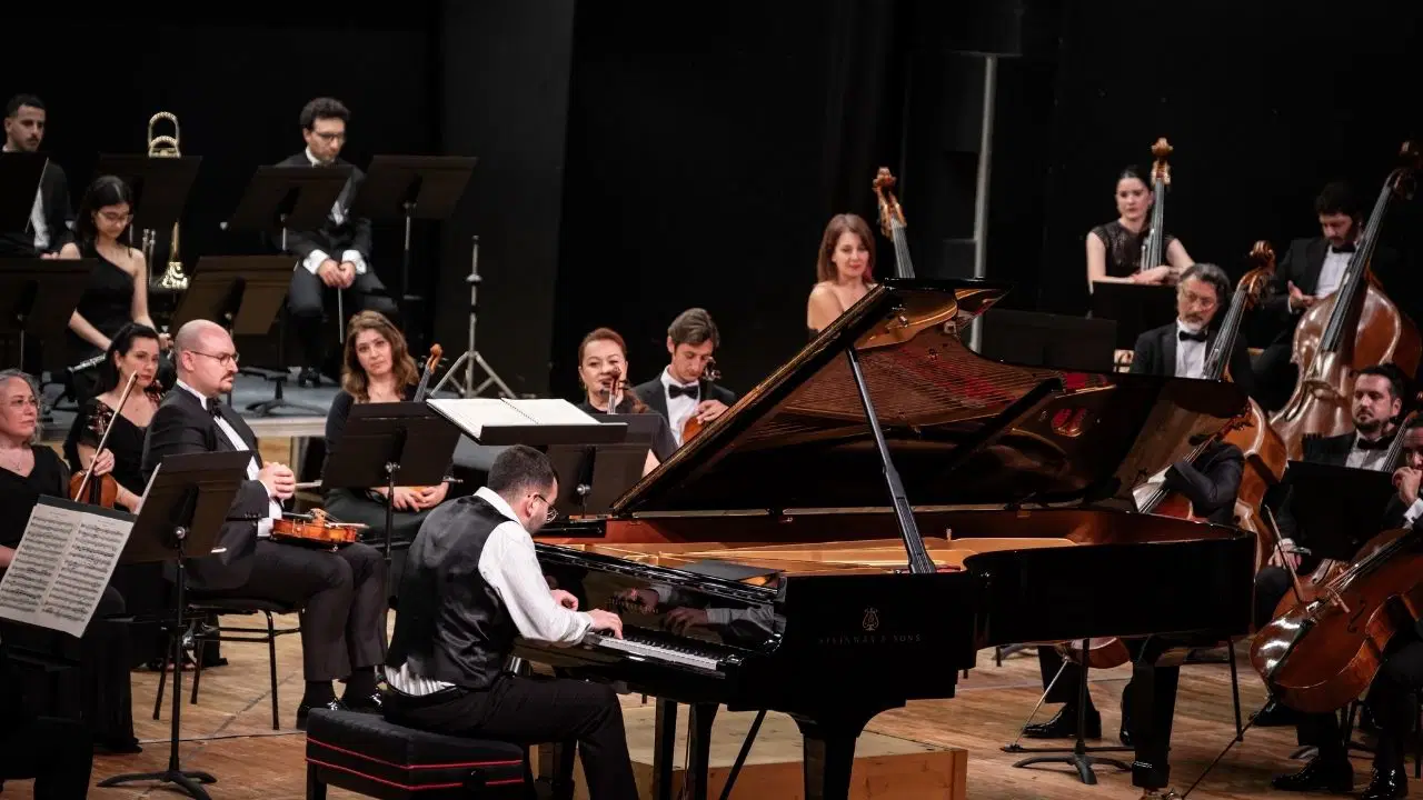 Antalya Devlet Senfoni Orkestrası 19 Mayıs'a özel konser verdi