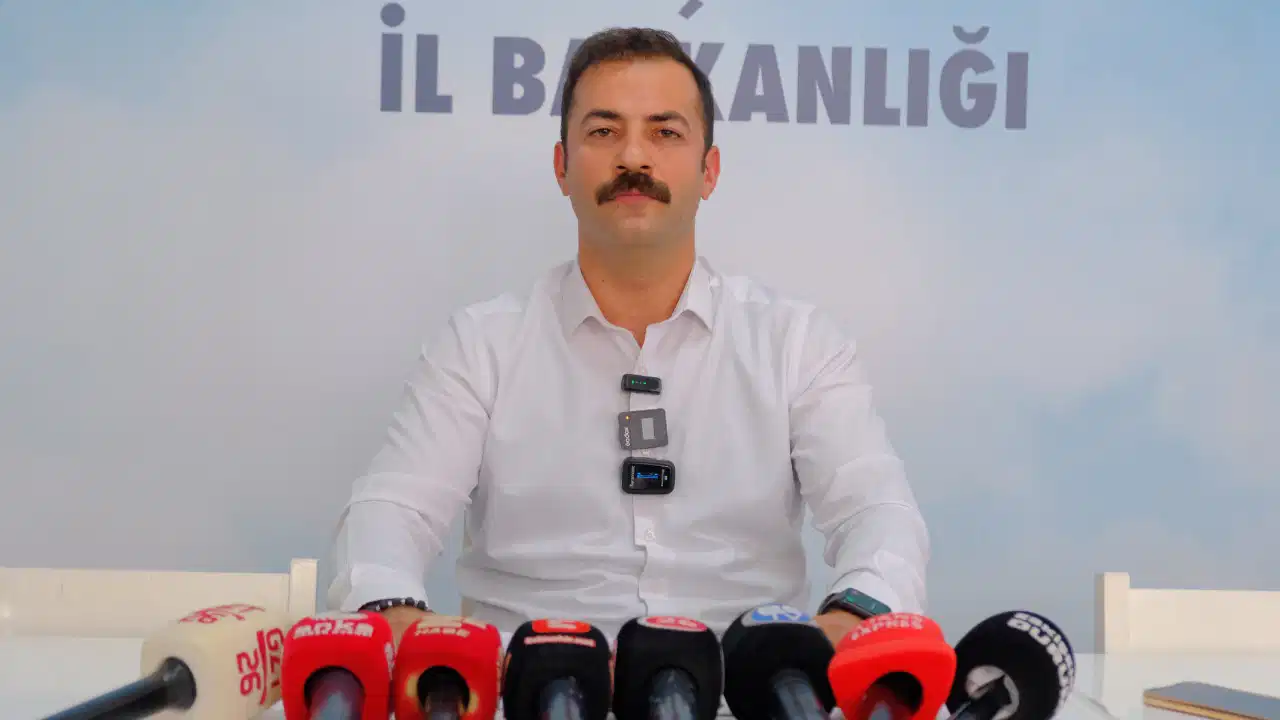 ‘Sefalet ücretlerine teslim olmayacağız’ yazılı pankartı yırtan kişinin AKP Odunpazarı İlçe Kadın Kolları yöneticisi olduğu iddia edildi