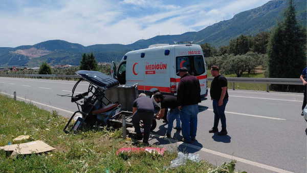 TIR elektrikli bisiklete çarptı: Aynı aileden 1 kişi öldü, 4 kişi yaralandı