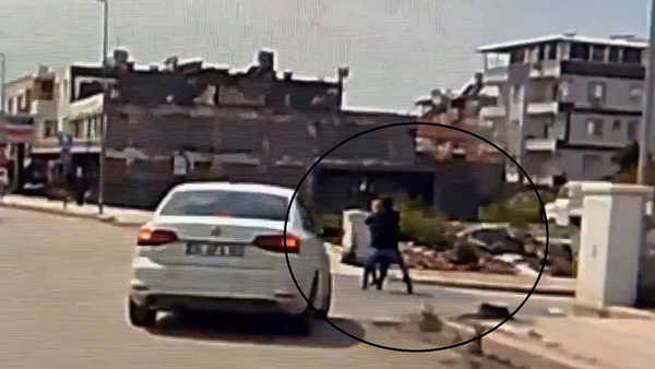 Hatay'da kaldırımda yürüyen kadının boynundaki kolyeyi çaldı!