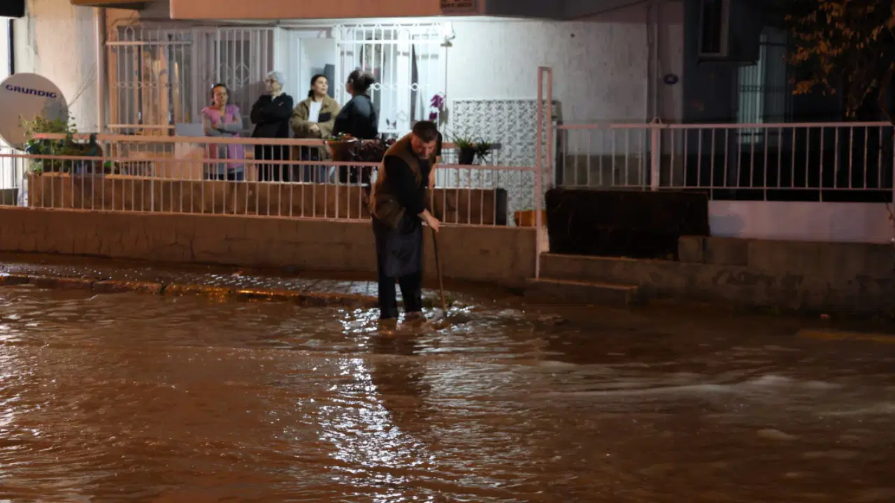 İzmir'de sağanak: Yollar göle döndü, ev ve iş yerlerini su bastı
