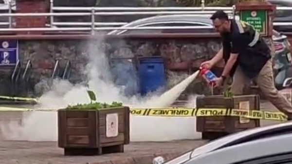 'Elimde bomba var' diye bağırdı: Gözaltına alındı, çanta fünye ile patlatıldı!