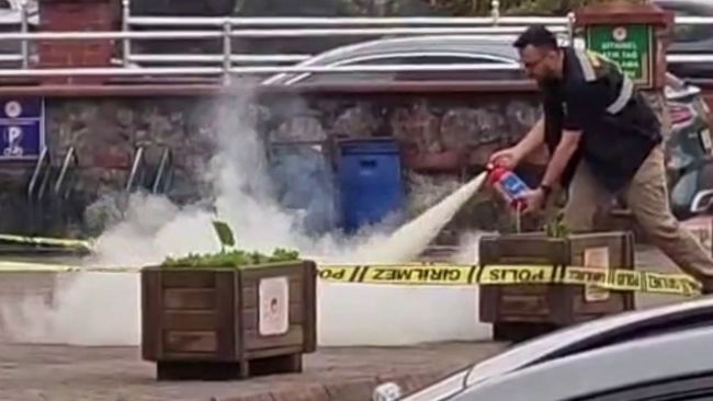 'Elimde bomba var' diye bağırdı: Gözaltına alındı, çanta fünye ile patlatıldı!