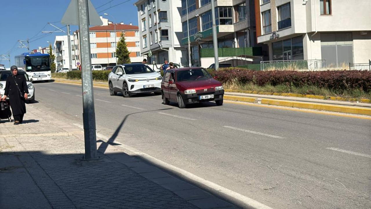 Ani manevra yaptı, yoluna devam etti: Arkadaki araçlar kaza yaptı