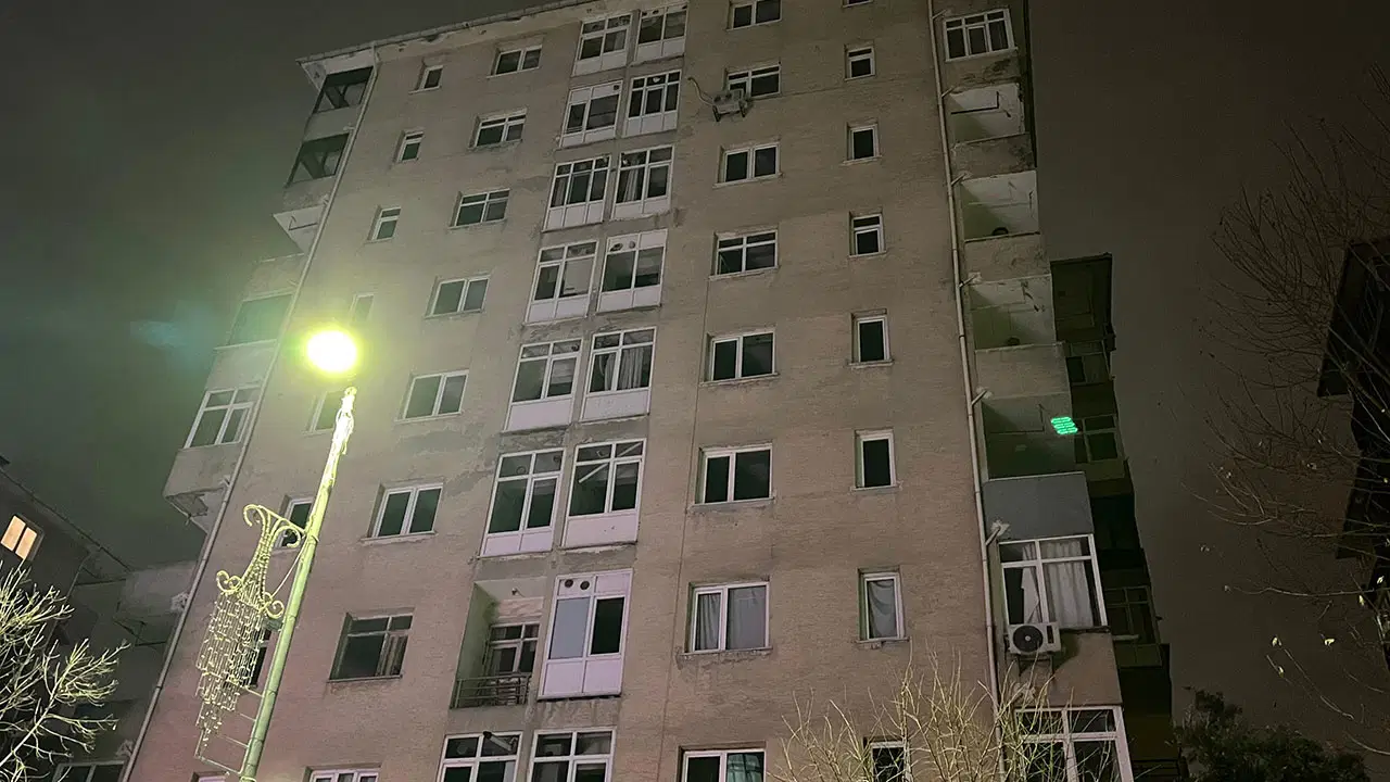Küçükçekmece'de 10 katlı binada tahliye: Riskli olduğu tespit edildi, mühürlendi