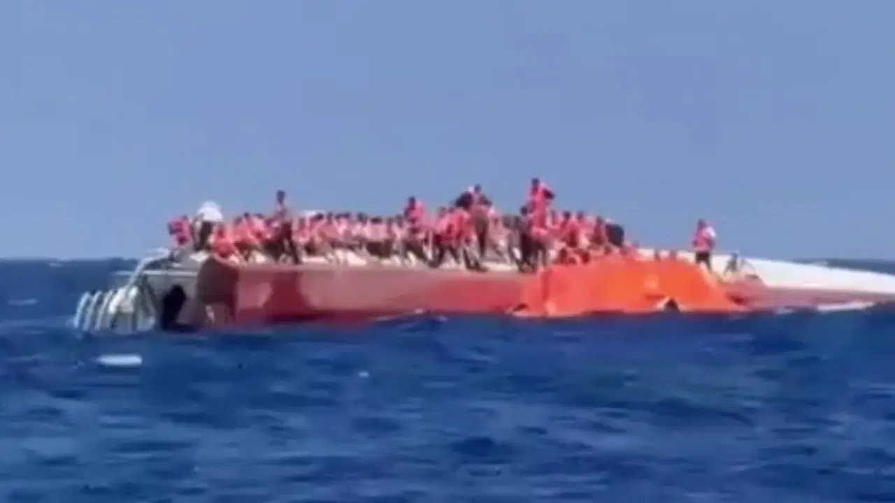 Son dakika... Girne açıklarında 267 kişiyi taşıyan yolcu gemisi battı