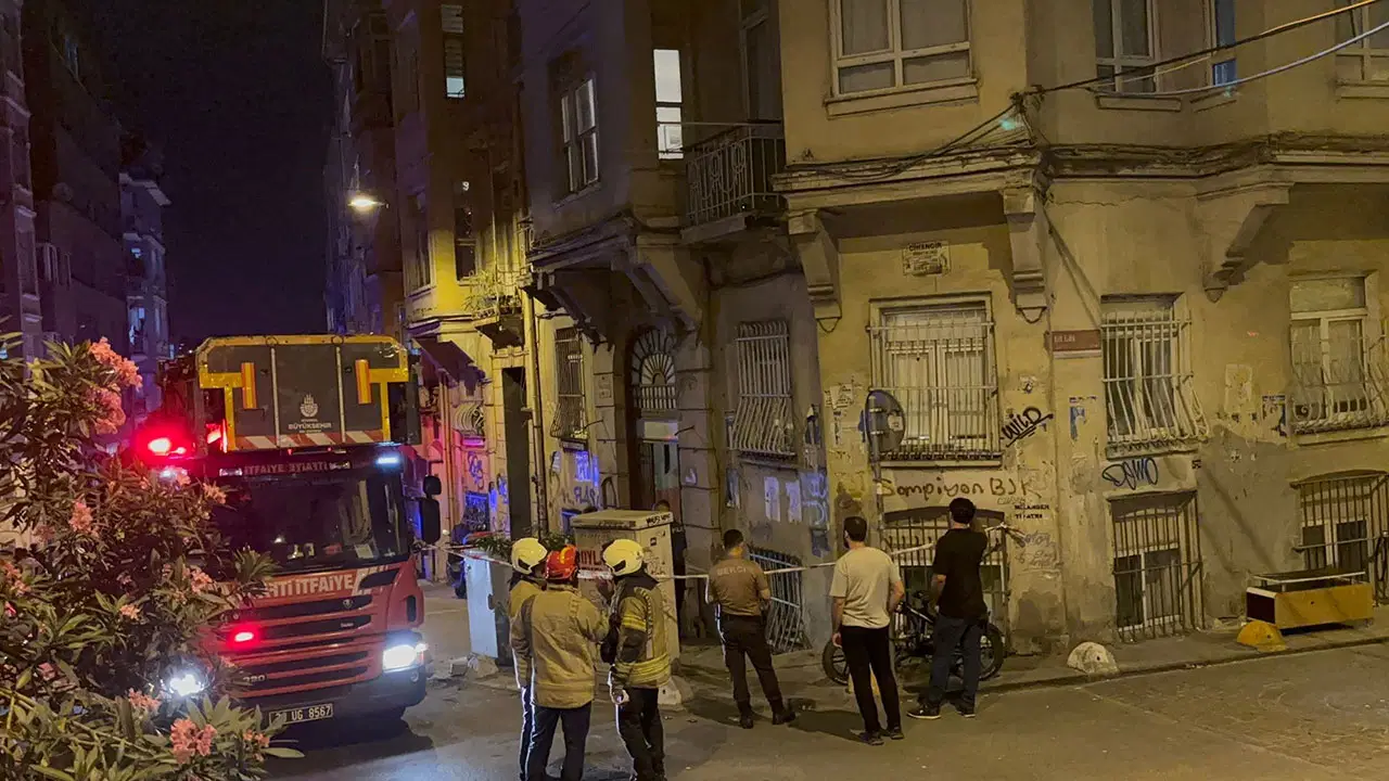 Beyoğlu'nda korkutan gece: 5 katlı binada göçük